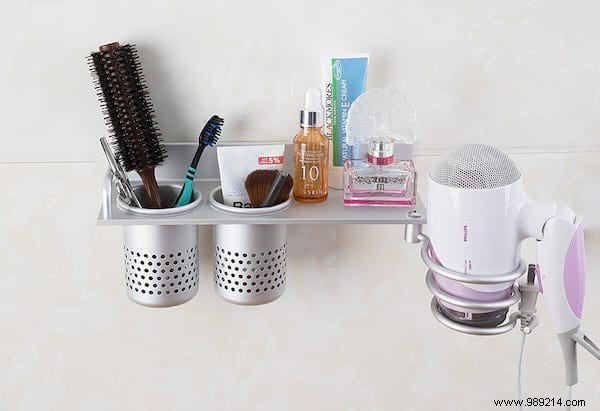 35 Awesome And Inexpensive Ideas For Organizing A Small Bathroom. 