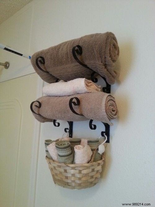 35 Awesome And Inexpensive Ideas For Organizing A Small Bathroom. 