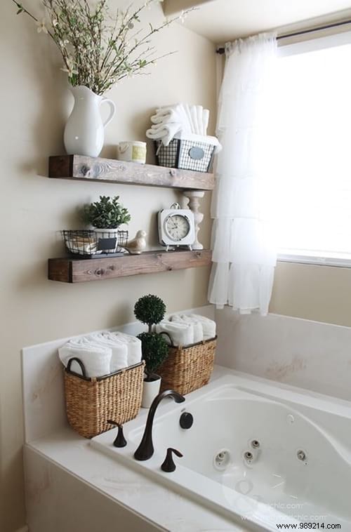 35 Awesome And Inexpensive Ideas For Organizing A Small Bathroom. 