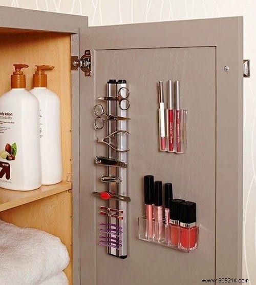 35 Awesome And Inexpensive Ideas For Organizing A Small Bathroom. 