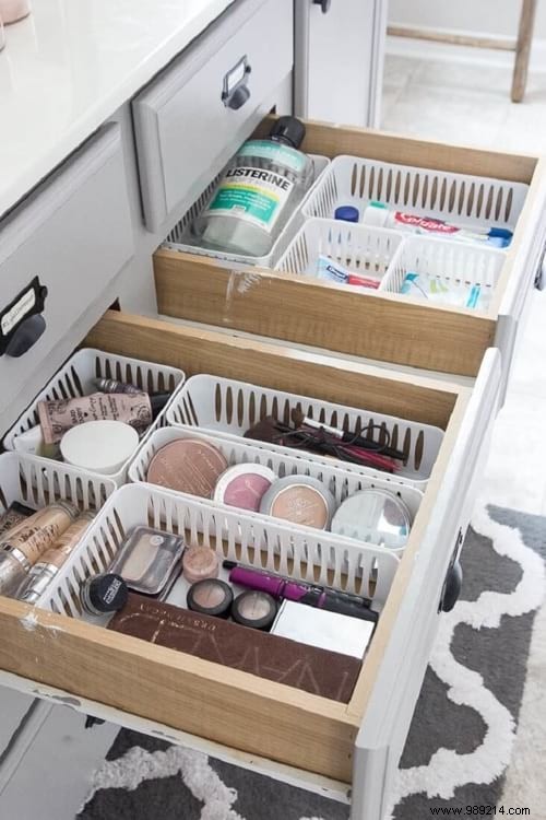 35 Awesome And Inexpensive Ideas For Organizing A Small Bathroom. 