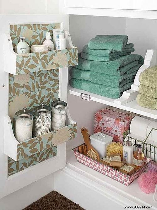 35 Awesome And Inexpensive Ideas For Organizing A Small Bathroom. 