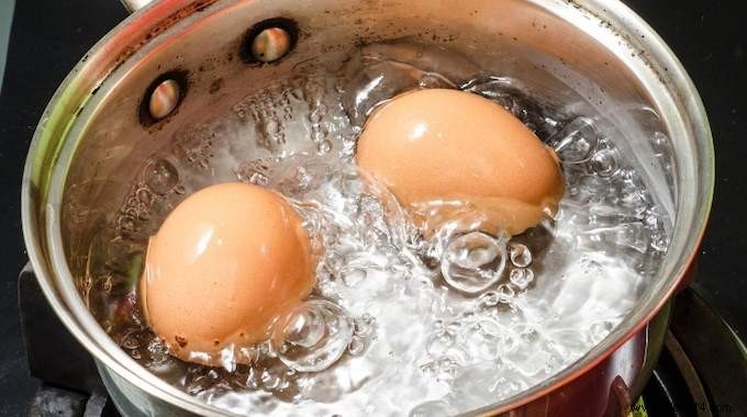 How to easily take an egg out of the water without burning yourself? 