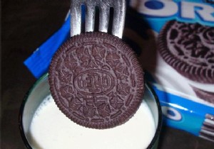 How To Dip Oreos In Milk WITHOUT Getting Your Fingers Dirty. 