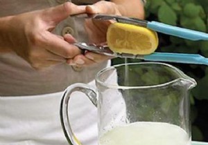 The Tip for Squeezing a Lemon WITHOUT a Lemon Squeezer. 