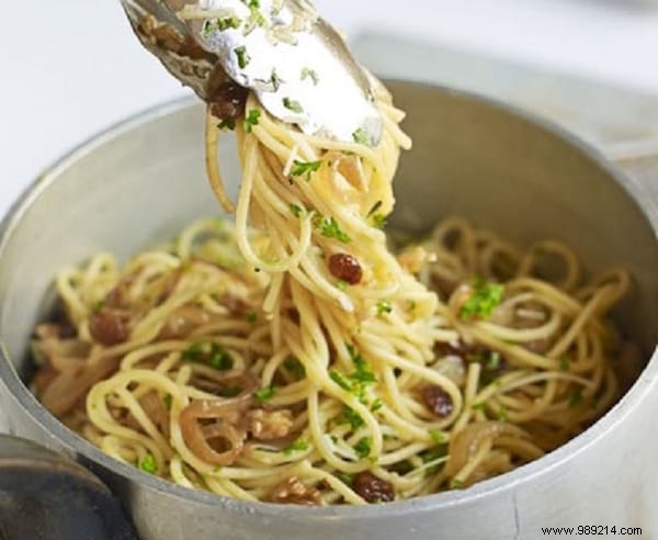 Spaghetti with Walnuts, the Original and Cheap Recipe. 