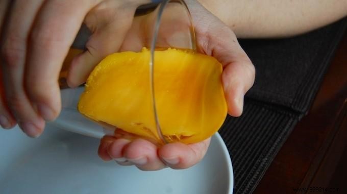 The Tip for Peeling a Mango WITHOUT Having Sticky Fingers. 