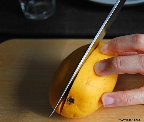 The Tip for Peeling a Mango WITHOUT Having Sticky Fingers. 