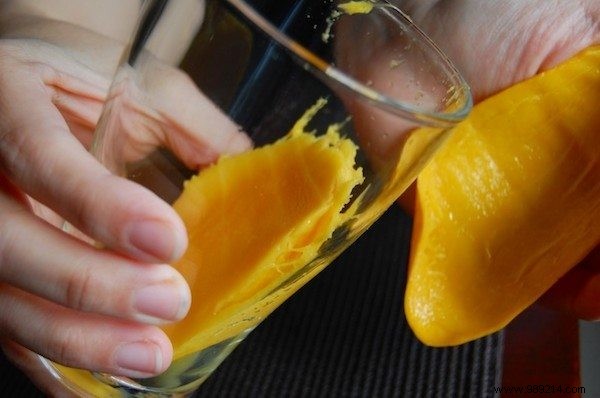 The Tip for Peeling a Mango WITHOUT Having Sticky Fingers. 