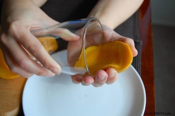 The Tip for Peeling a Mango WITHOUT Having Sticky Fingers. 