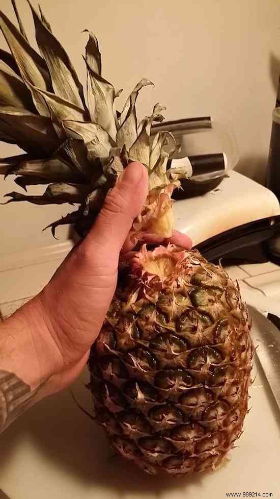 The Right Way To Easily Cut A Pineapple. 