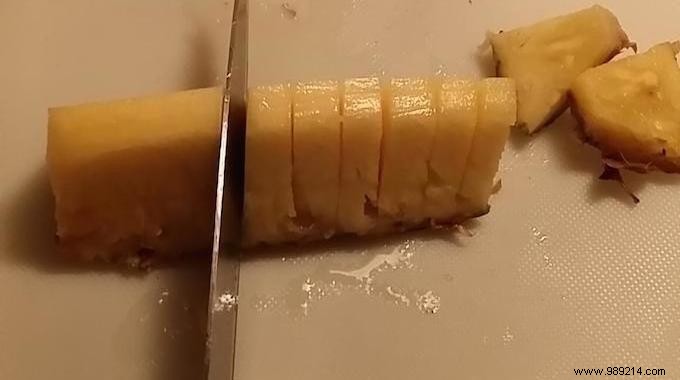 The Right Way To Easily Cut A Pineapple. 