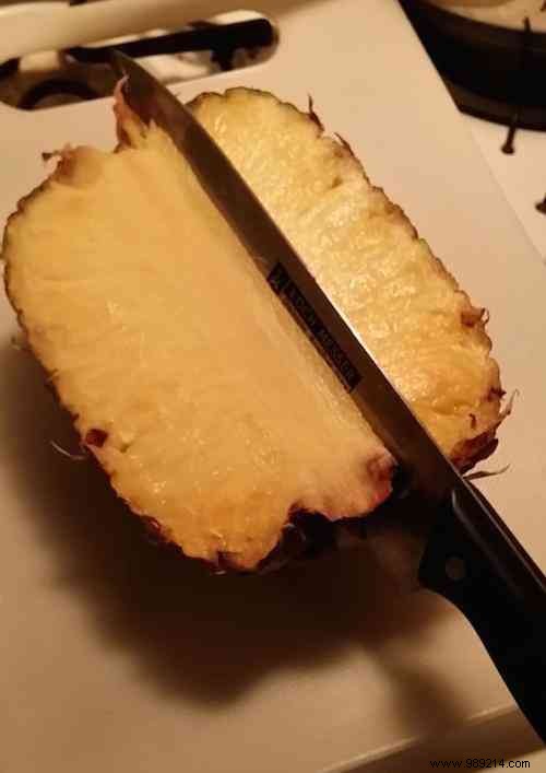 The Right Way To Easily Cut A Pineapple. 