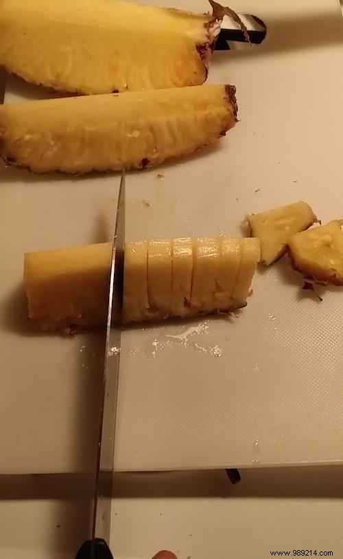 The Right Way To Easily Cut A Pineapple. 