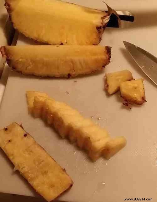 The Right Way To Easily Cut A Pineapple. 