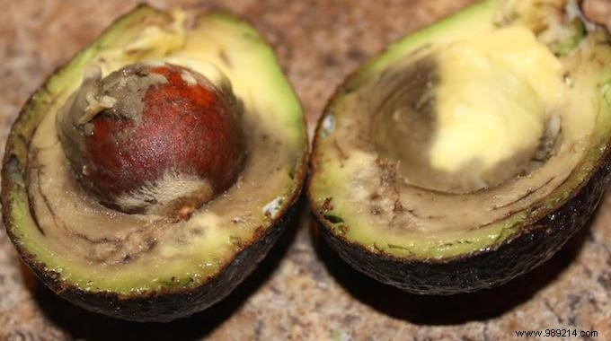 The Tip for Storing a Cut Avocado WITHOUT Darkening it. 