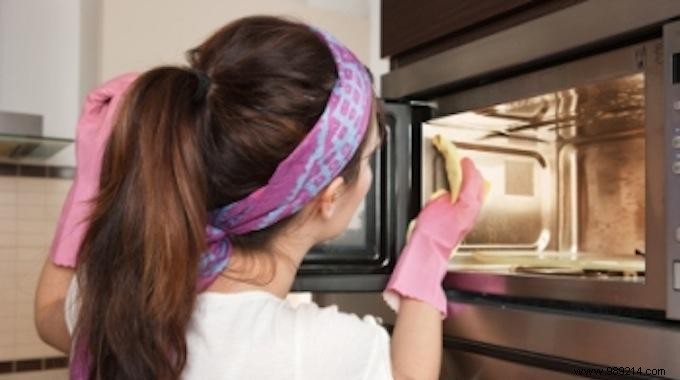 The Ideal Tip for Cleaning Your Microwave Easily. 