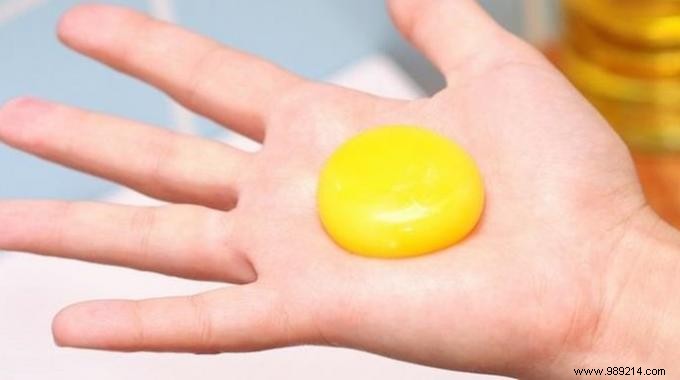 The Magic Trick To Separate Egg Yolk From White In 5 Seconds. 