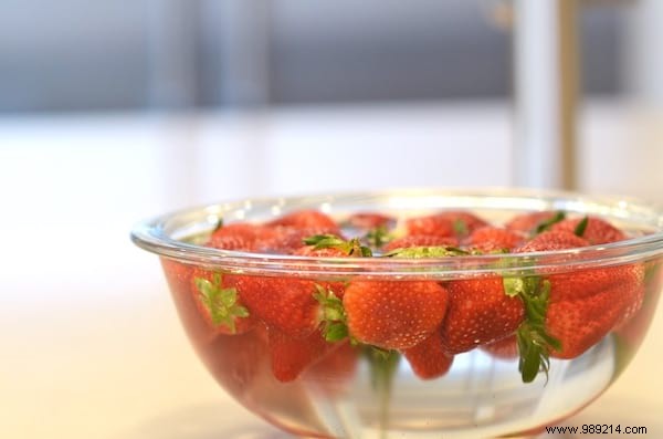 4 Simple Tricks To Keep Strawberries Twice As Long. 