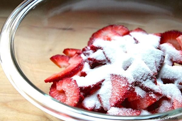 4 Simple Tricks To Keep Strawberries Twice As Long. 