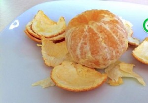 The Amazing Trick To Peel A Clementine In 10 Seconds Flat. 