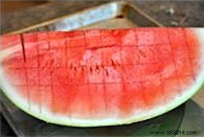 How To Cut A Watermelon In 2 Minutes Like A Pro. 