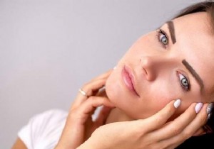 Young and already wrinkled? 3 natural tips for regaining smooth skin. 