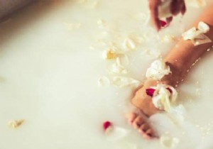 Bath of milk and roses to take care of her queenly skin. 