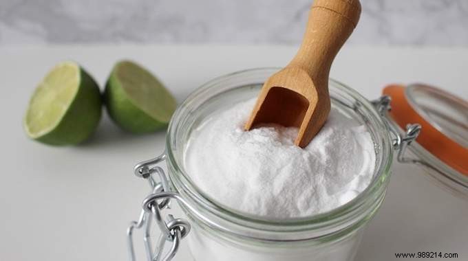 An Inexpensive Manicure Session Thanks to Baking Soda. 