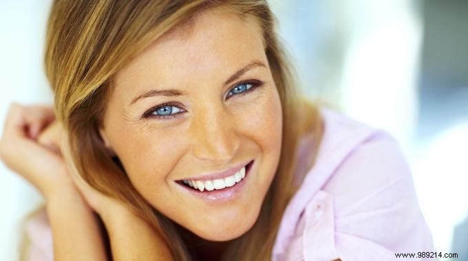 The 7 Effective Tips To Whiten Your Teeth Naturally. 