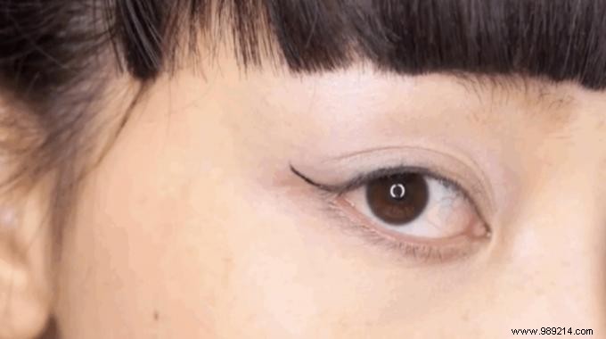 The Infallible Trick to Succeed an Eyeliner Line Every Time. 