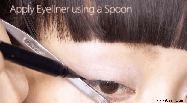 The Infallible Trick to Succeed an Eyeliner Line Every Time. 