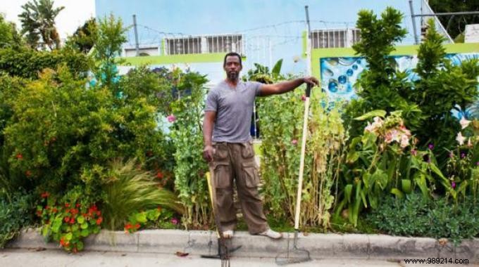 In the United States, a Gangster-Gardener Illegally Plants Organic Vegetables to Eat Local. 