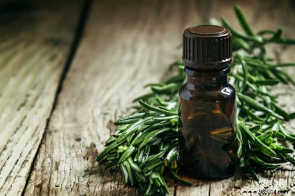 21 Amazing Uses of Essential Oils Nobody Knows About. 