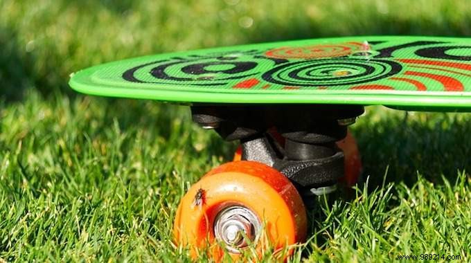 Who will dare to recycle their skateboard into a wall shelf? 