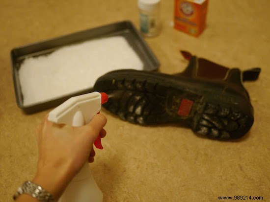 How to make Santa s footprints with baking soda. 