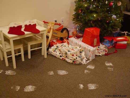 How to make Santa s footprints with baking soda. 