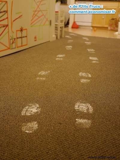 How to make Santa s footprints with baking soda. 