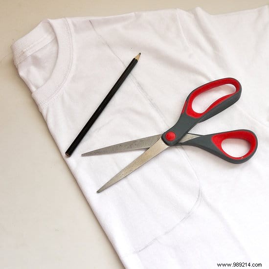 Transform Your Old T-Shirt into an Eco-Friendly Tote in 3 Scissors. 