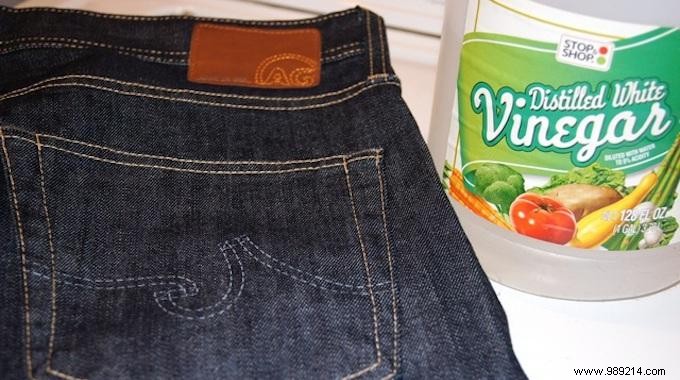 The overlooked trick for washing jeans without damaging them. 