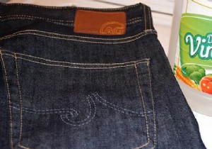 The overlooked trick for washing jeans without damaging them. 