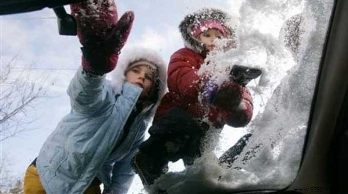 The Amazing Trick To Remove Frost From The Windshield. 