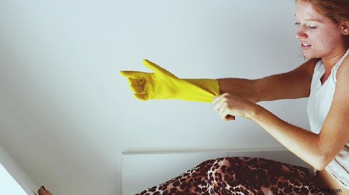 The Easy Way to Put On Dishwashing Gloves. 