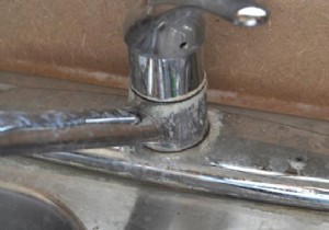 Limestone on the Faucet? Quickly White Vinegar, the Most Effective Anti-Limescale. 