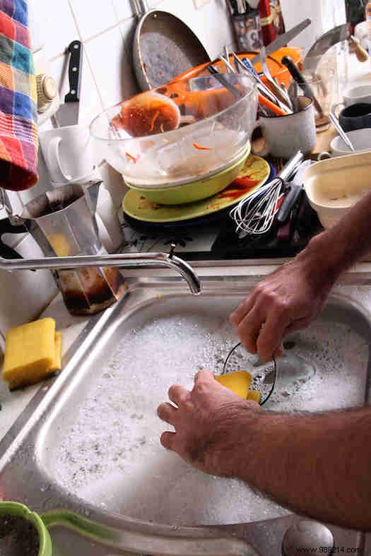 29 Tricks To Make Washing Up EASIER. 