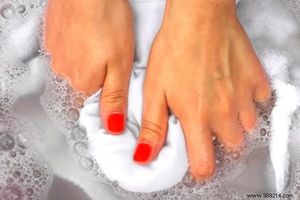 Bloodstain On A White Clothes:7 Tips To Remove It Easily. 