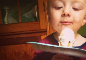 A Genius Trick To Help Your Kids Eat Ice Cream Properly. 