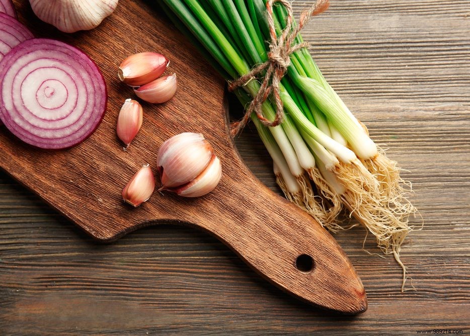 How do you get the smell of garlic and onions off your hands? 