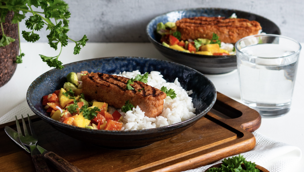 Recipe:Tropical vegetable salmon fillet with coconut rice and fresh salsa 