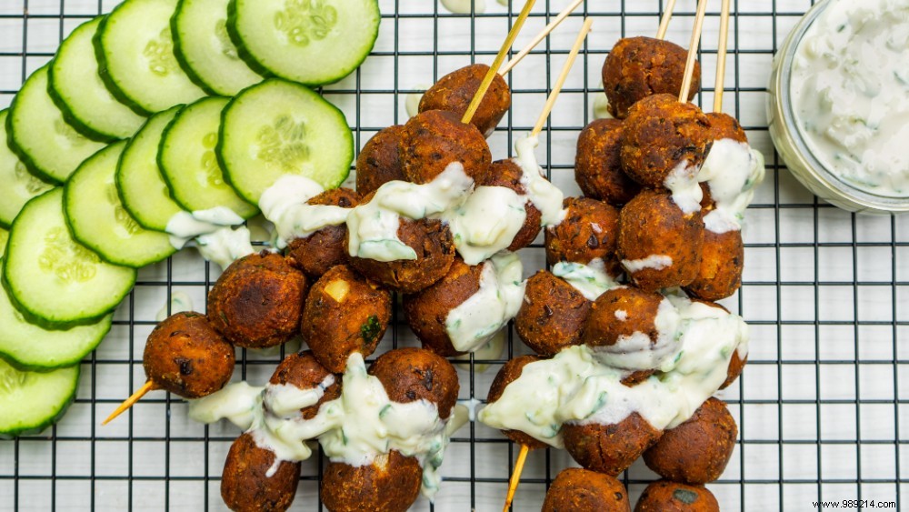 Recipe for black bean balls with vegetable tzatziki 